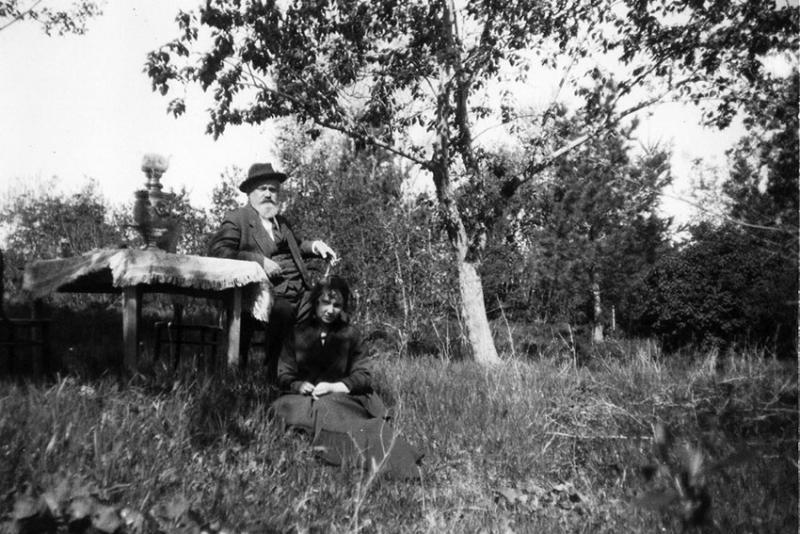 Жена Кравченко с отцом на даче. Весна 1916 г.