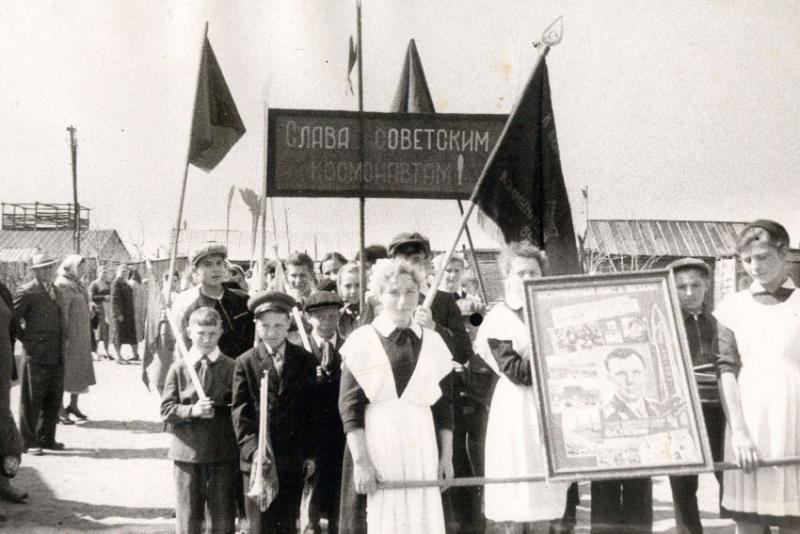 Все на праздник пионеры из села Узморья