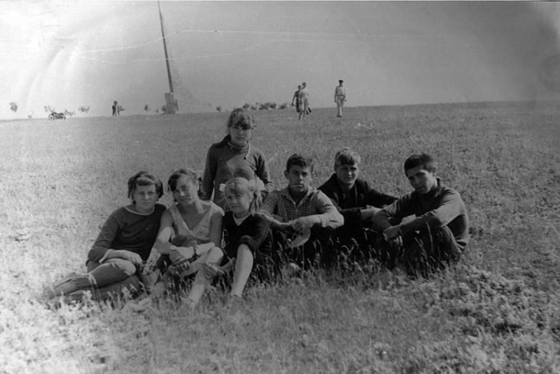 Гагаринское поле. Пионеры школы №28. Фото 12 апреля 1971 г. Костеннко.