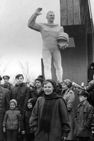 Скульптор памятника Ю. Гагарина К.А. Матвеева.