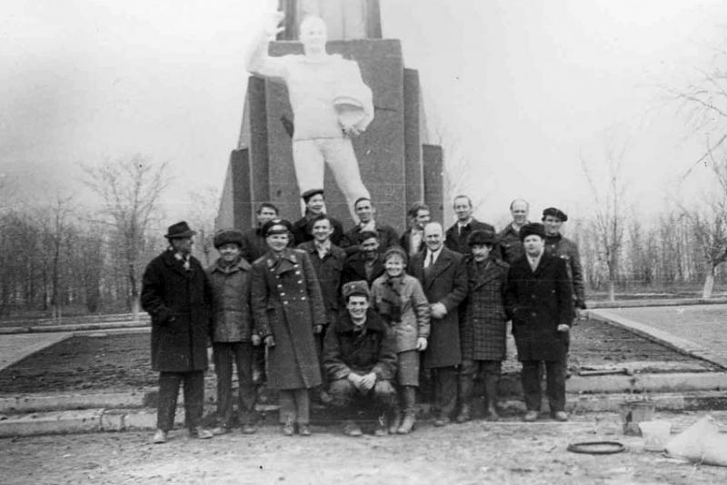 Групповое фото перед памятником после установке 11 апреля.