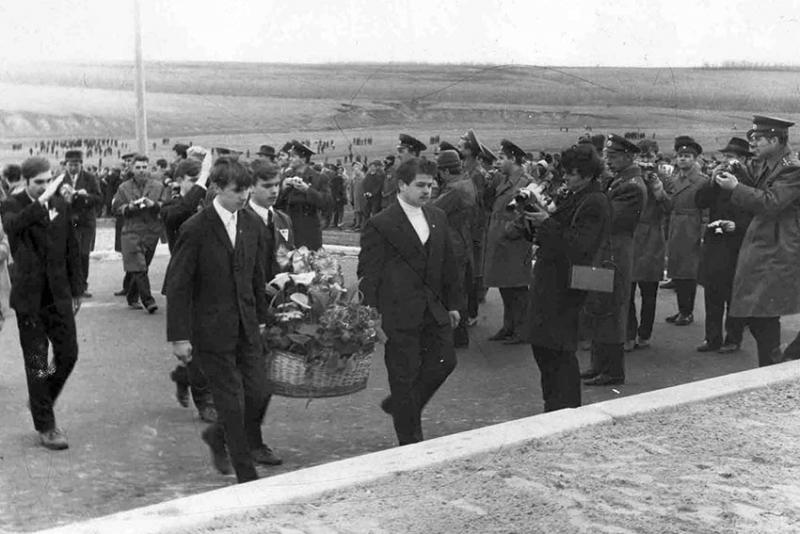 Цветы к памятнику Ю. Гагарина.