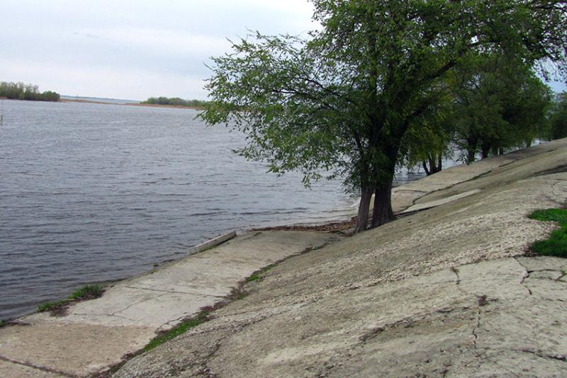 Спуск для лодок погрузился под воду.