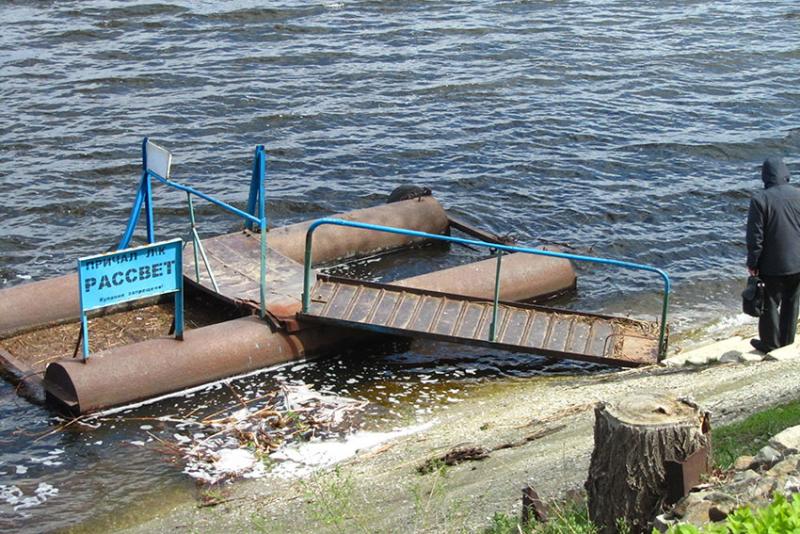 Напор воды сдвинул причал л/к "Рассвет"