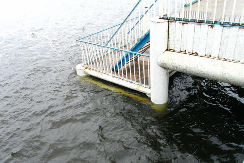 Городской причал погружаеться.