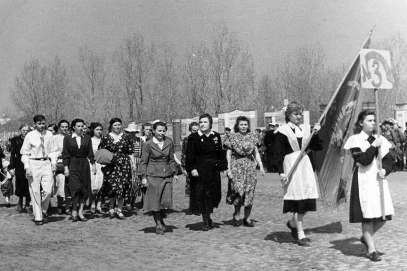 1 мая 1952 г. на пл. Коммунарной учащиеся и преподаватели 3... 1 мая 1952 г. на пл. Коммунарной учащиеся и преподаватели 3...