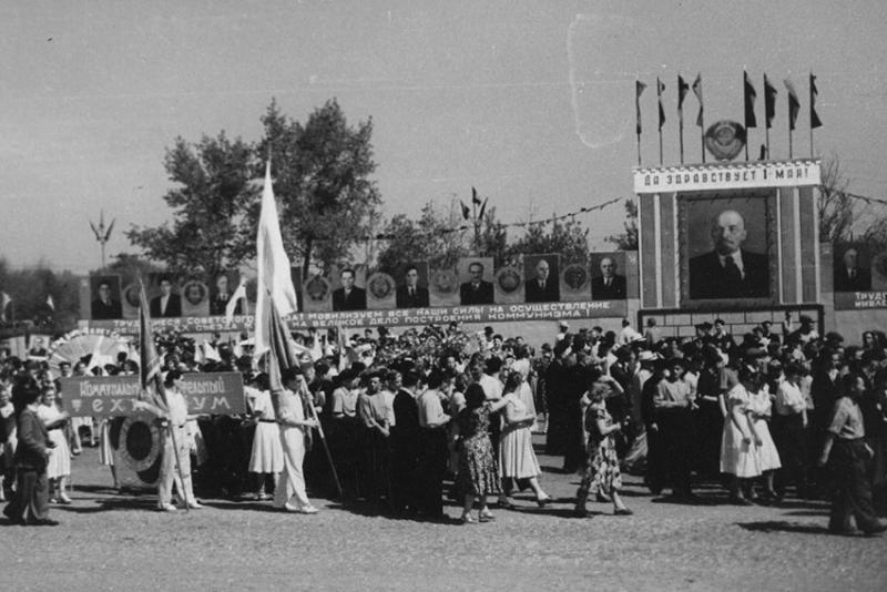 1 мая 1950 года на митинге учащие и преподаватели Коммунально-строительный... 1 мая 1950 года на митинге учащие и преподаватели Коммунально-строительный...