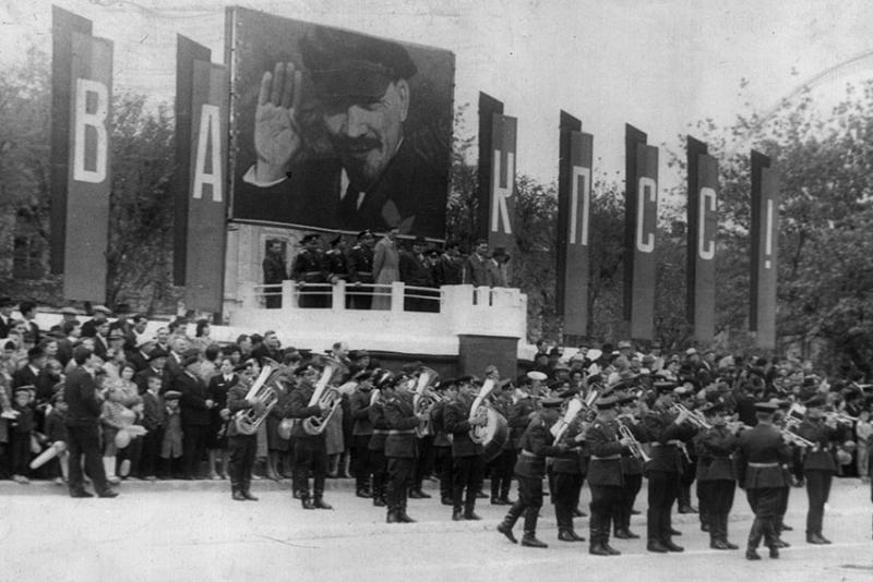 Оркестр на празднике 1 мая. Фото М. Шпилёва. Оркестр на празднике 1 мая. Фото М. Шпилёва.