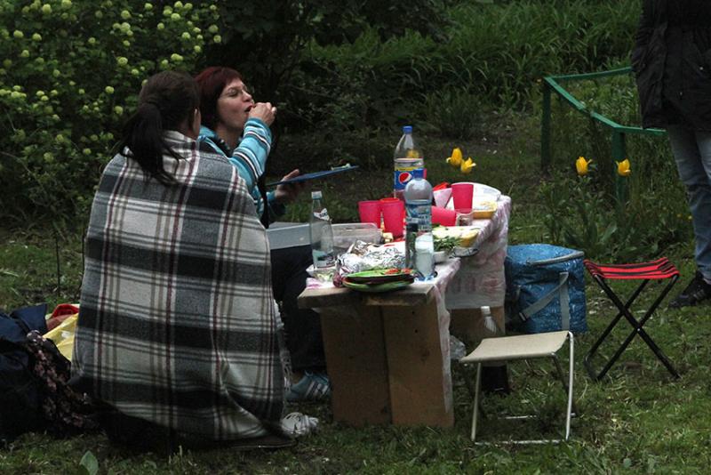 В каждой беседке, под каждым кустом увидишь накрытый к ужину...