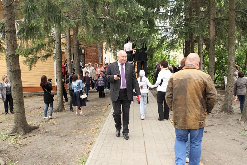  Ермаков Александр Иванович - Директор, присутствует везде.