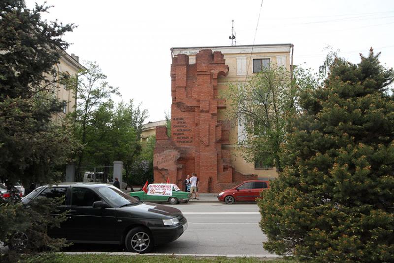 На улице.