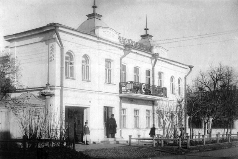 Особняк на ул. М. Сергиевская (Мичурина, 69). У входа стоит...