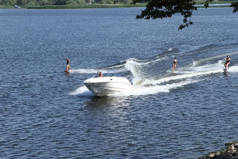На водных лыжах сразу трое.