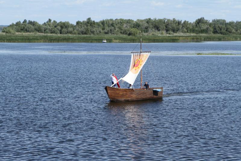 Кораблик везёт "Садко".