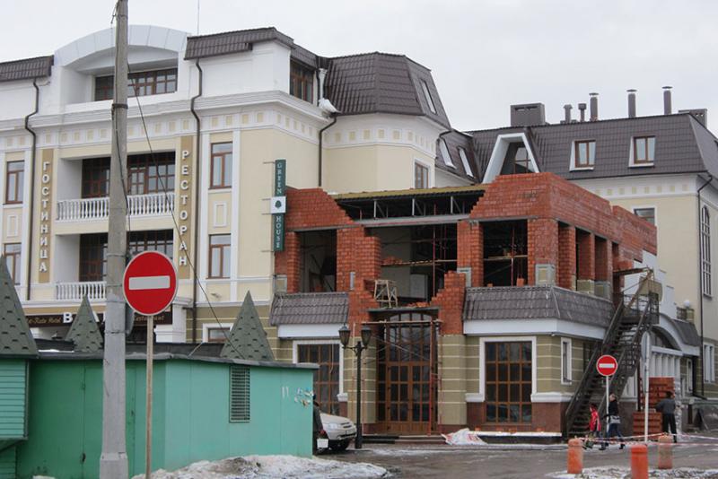 Несколько лет тому назад с боку появилась пристройка.