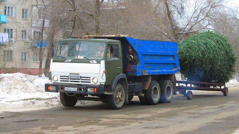 Перед заводом "Трансмаш" устанавливают конструкцию "Новогоднюю...