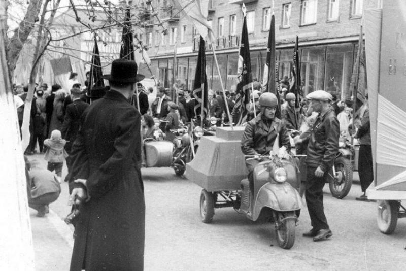 1 мая 1965 года на улице М. Горького. 1 мая 1965 года на улице М. Горького.