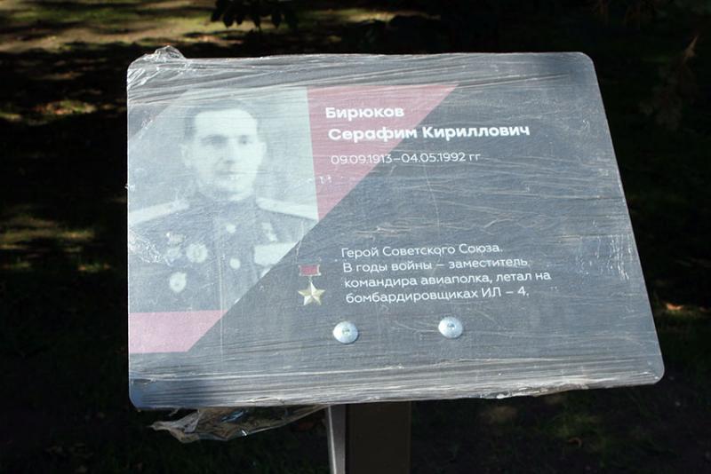 Золотую звезду носят на левой стороне.