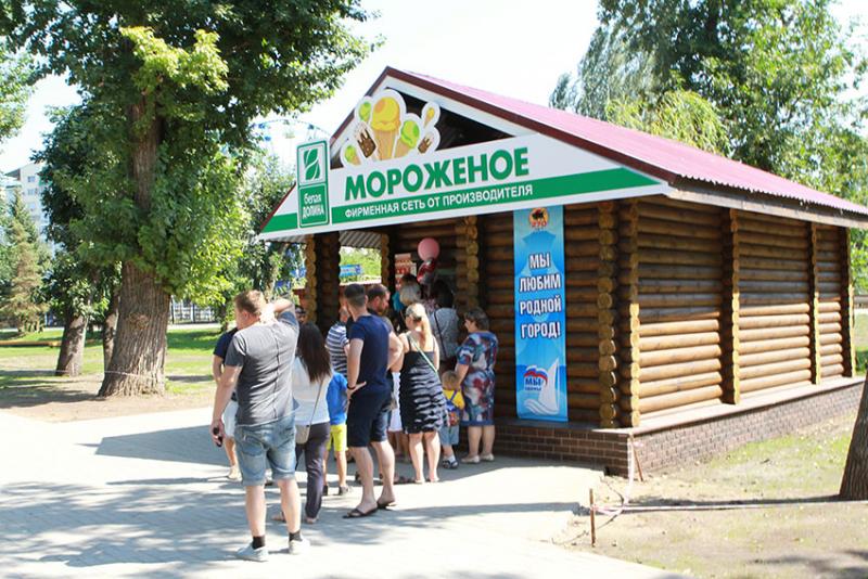 За мороженом.