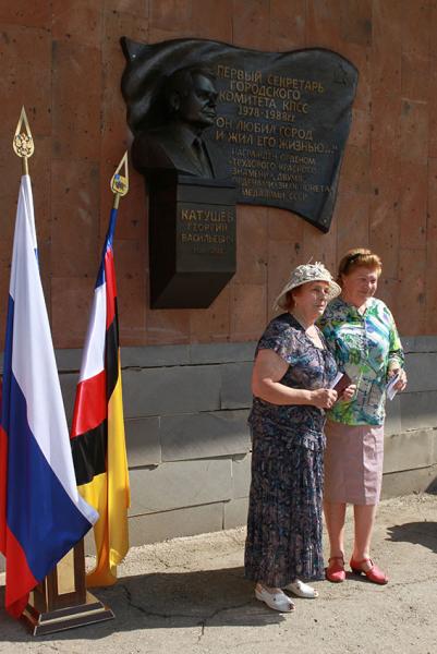 Почетное право открыть мемориальную доску предоставили...