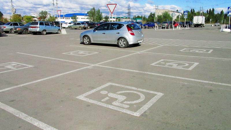 И всего одна машина со значком "инвалид".