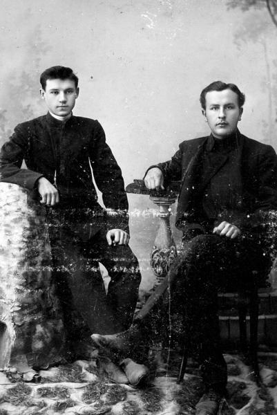 Александр Фёдорович с другом в юности 1908 год.