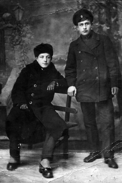 Пётор Фёдорович Панченко стоит с Андреем Шнайдором 1918 год.