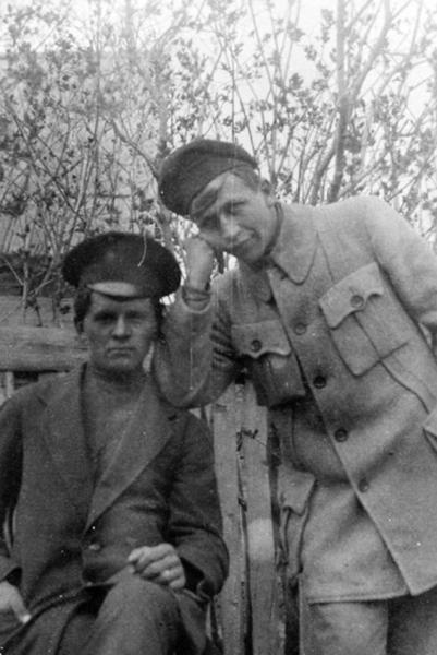 Пётор Фёдорович Панченко стоит Александром Тихоновым 1918...