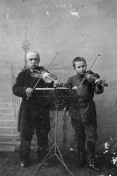 Александр Фёдорович детство с учителем музыки 1900 год.