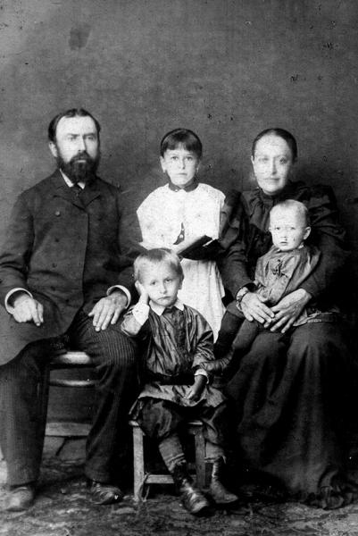 Ф. Т. Панченко с женой и детьми: Татьяной (стоит), Александром...