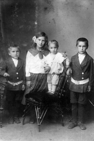 Мой отец родился в 1918 году, а тогда и позже было не до фотографий.
Последние...