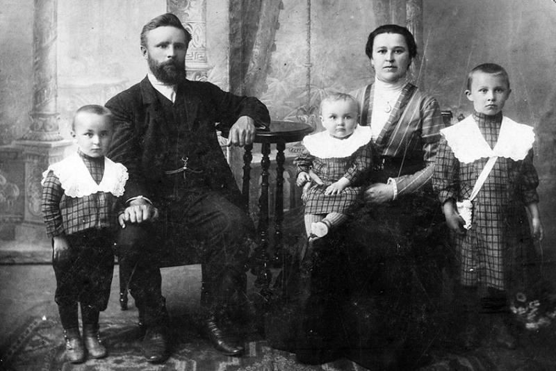 А на последнем дореволюционном детском фото запечатлены...