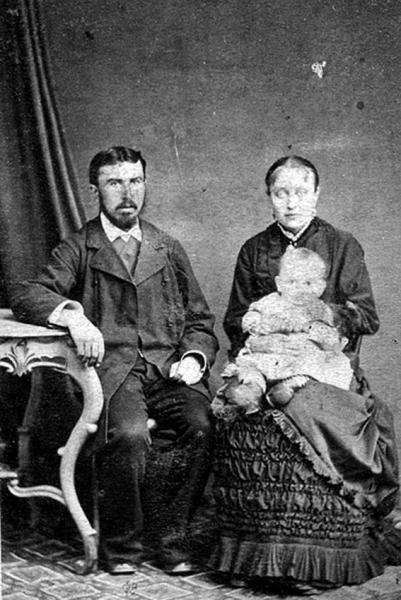 Ф. Т. Панченко с женой и дочерью Татьяной. 1885 г. Фото Я. Эртель,...