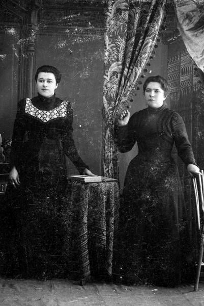 Т. Ф. Панченко (слева) с подругой. 1903 г. Фото А. П. Иванова,...