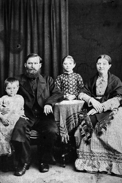 Никифор Алексеевич Кравченко с женой Прасковьей Григорьевной... Никифор Алексеевич Кравченко с женой Прасковьей Григорьевной...