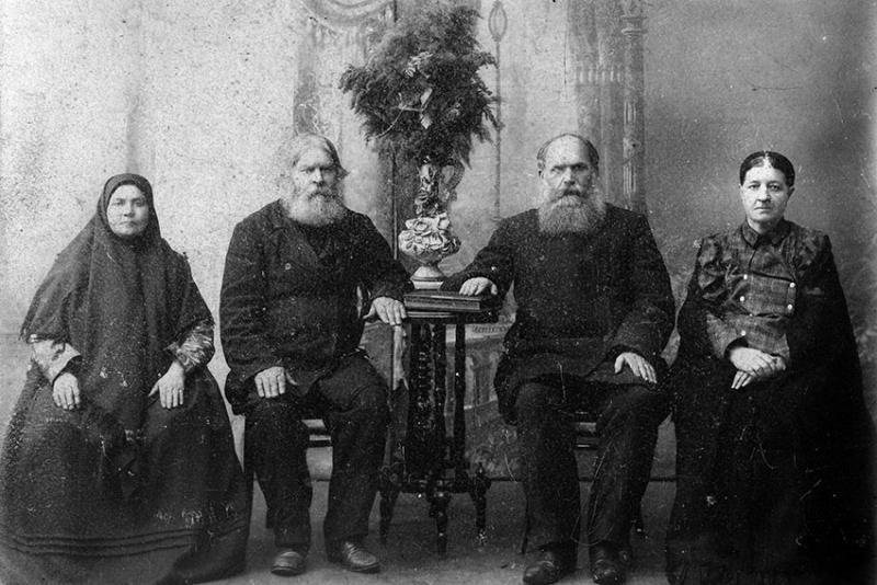 Две родственные семейные пары. Справа Никифор Алексеевич... Две родственные семейные пары. Справа Никифор Алексеевич...