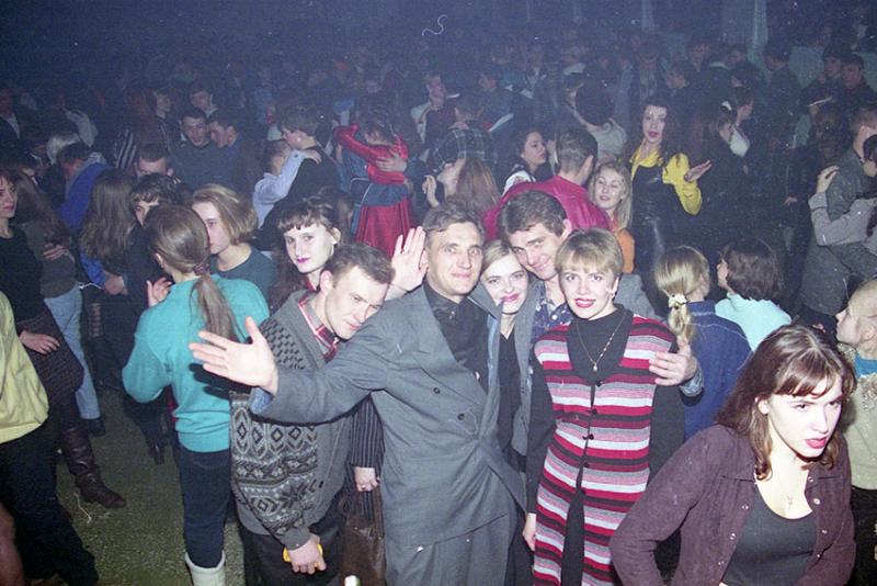 На дискотеку собралось больше 2000 человек.