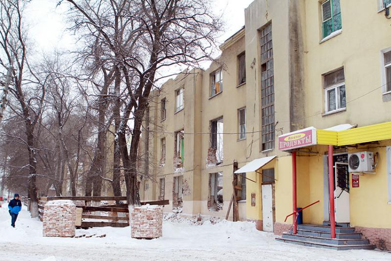 Улица Маяковского. Одно из первых жилых трех этажных зданий...