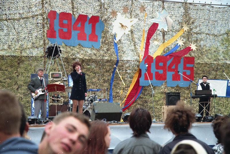 Вечером на площади Ленина 9 мая 1998 года.