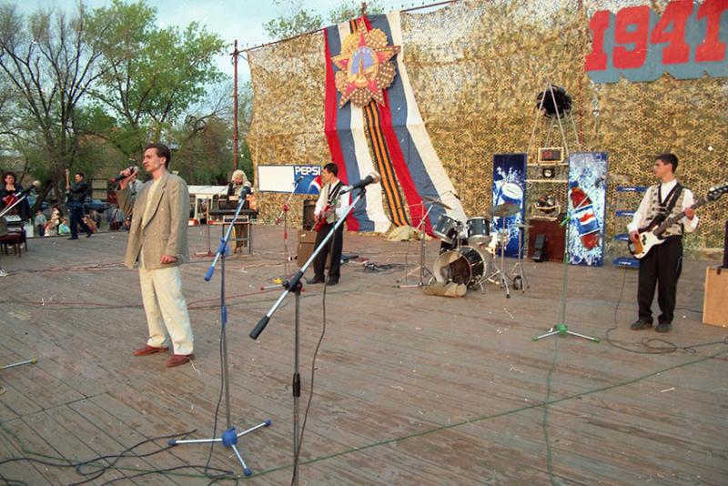 Вечером на площади Ленина 9 мая 1998 года.
