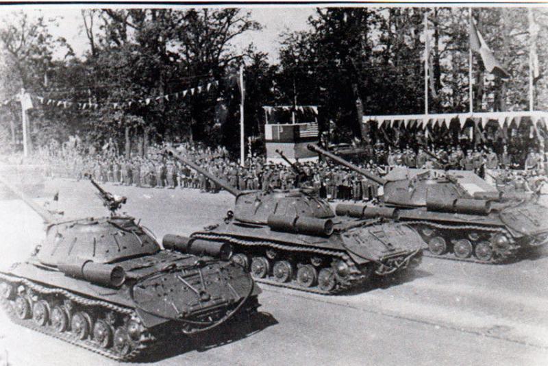 Советские танки ИС-3 на параде в Берлине. Советские танки ИС-3 на параде в Берлине.