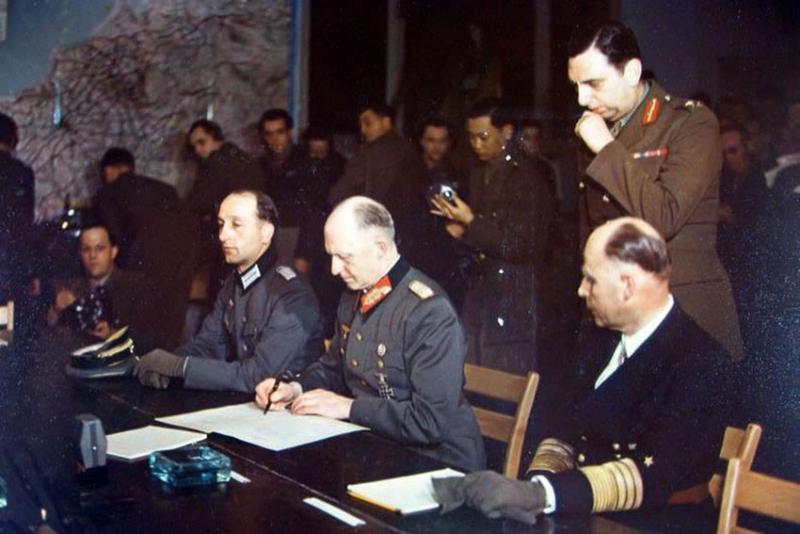 Немецкая капитуляция в Реймсе 7 мая 1945 года. Немецкая капитуляция в Реймсе 7 мая 1945 года.