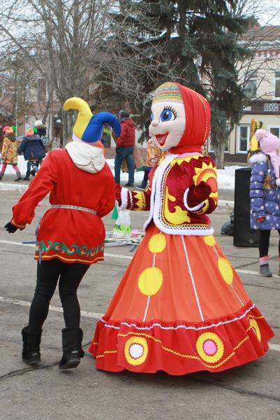 В кинотеатре двое разговаривают. Один из зрителей оборачивается...