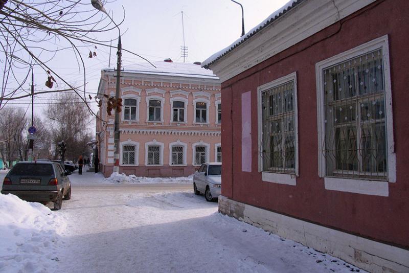 Защитный вал проходил на месте современных улиц Пушкина,...