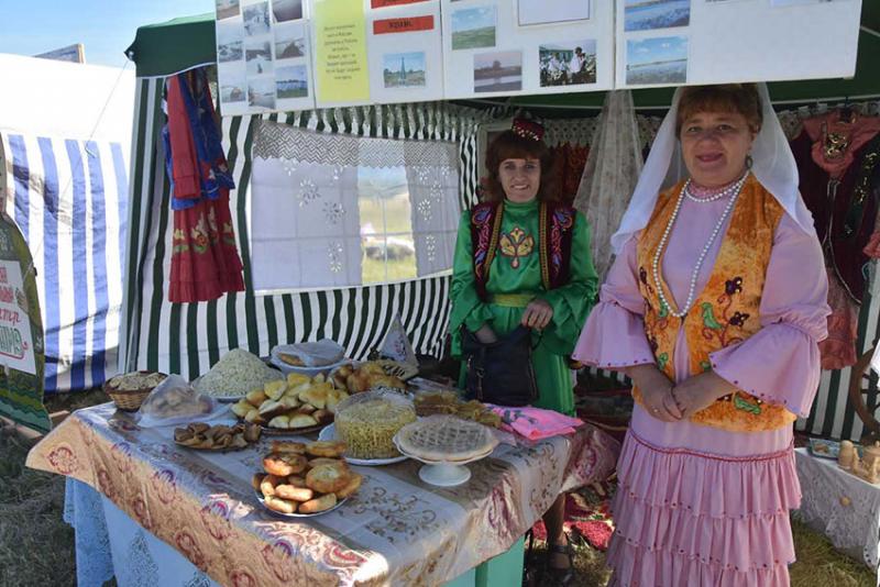 На фестивале царила праздничная добрая обстановка. Было...