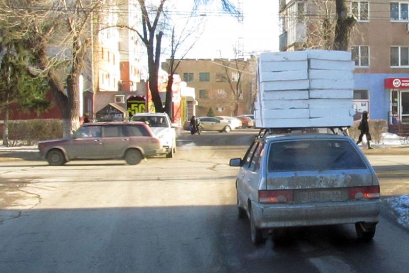 Действие происходит в ЮАР. В церковь входит негр. Служащий...