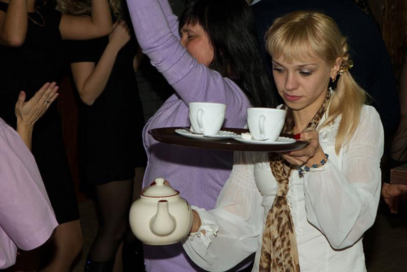 — Вместо чаевых моя жена поможет вам убрать со стола,
—...