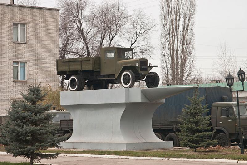 Памятника военным водителям на территории завода 2014 год. Памятника военным водителям на территории завода 2014 год.