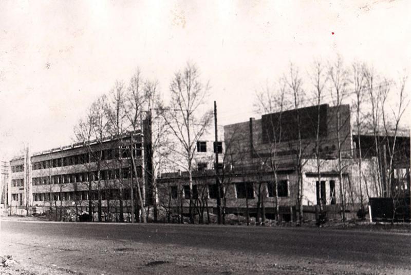 Сроящие корпуса завода и проходная 1978 год. Сроящие корпуса завода и проходная 1978 год.