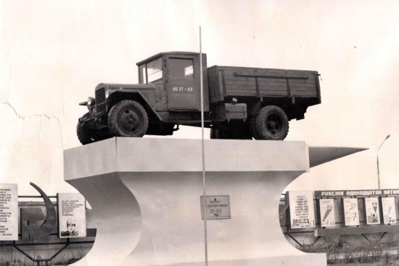 Памятник военным водителям после переноса. Памятник военным водителям после переноса.